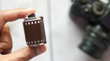Masada film ruloları olan kameranın üst görünümü 
