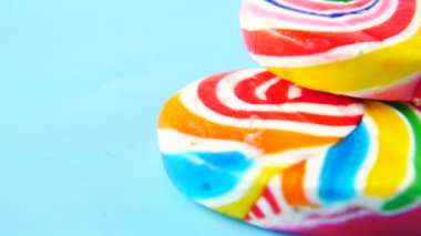 Masadaki lolipop şekerlerini kapatın. 