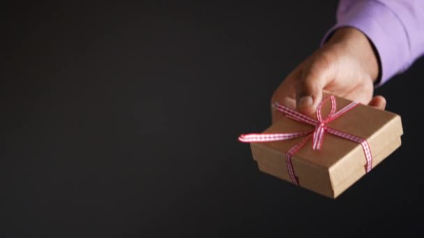 Mano de los hombres dando caja de regalo casero — Vídeos de Stock