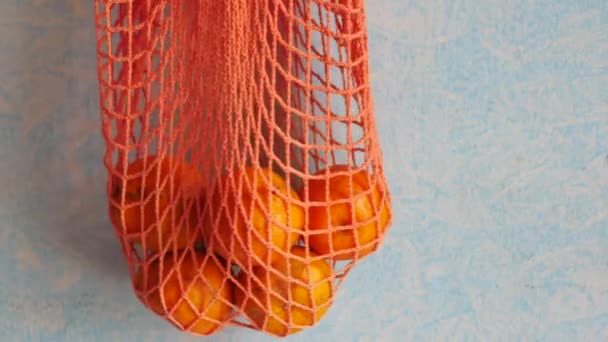 Fruta laranja fresca em um saco de compras na mesa — Vídeo de Stock