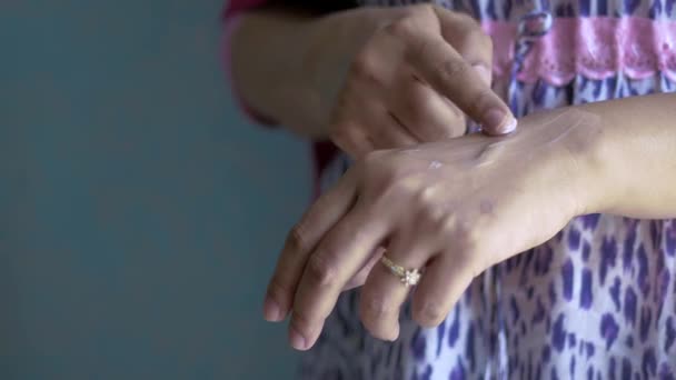 Kvinna applicera skönhetskräm på huden hemma ovanifrån — Stockvideo