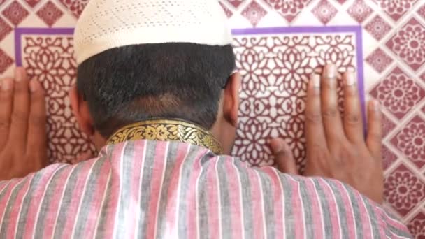 Shora pohled muslimského muže modlí — Stock video