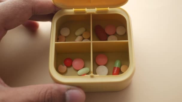 Férfiak kezek gyógyszert szed egy tabletta doboz — Stock videók