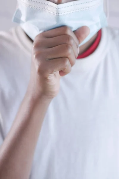 Young sick man coughing and sneezes — Stock Photo, Image