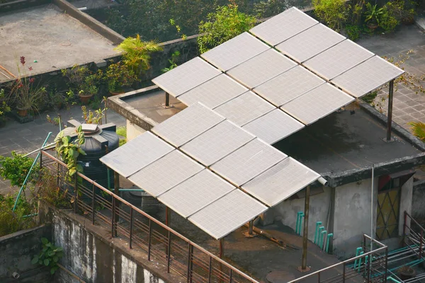 Panneaux solaires sur un toit — Photo