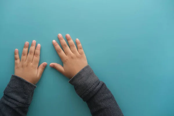 Kinderhand auf grünem Hintergrund mit Kopierraum — Stockfoto