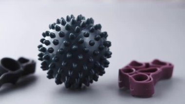 El ve parmak güçlendirme açık gri arka planda ekipman çalıştırır 