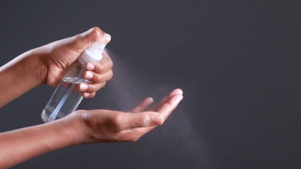 Close-up de mão jovem usando spray higienizador de mão. — Vídeo de Stock