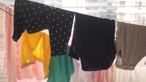 Linha de roupas de criança cheia de calças penduradas — Vídeo de Stock