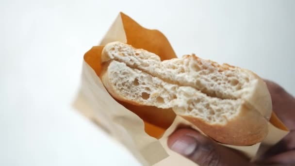 Masadaki kağıtta taze ekmek. — Stok video