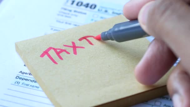 Steuererklärung und handschriftliche Steuererklärung auf dem Tisch — Stockvideo