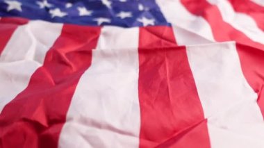 Siyah arkaplanda fotokopi alanı olan Amerikan bayrağı ,
