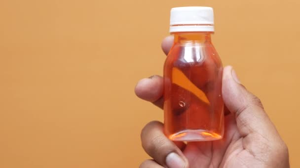 Sosteniendo un frasco con medicamento líquido — Vídeos de Stock