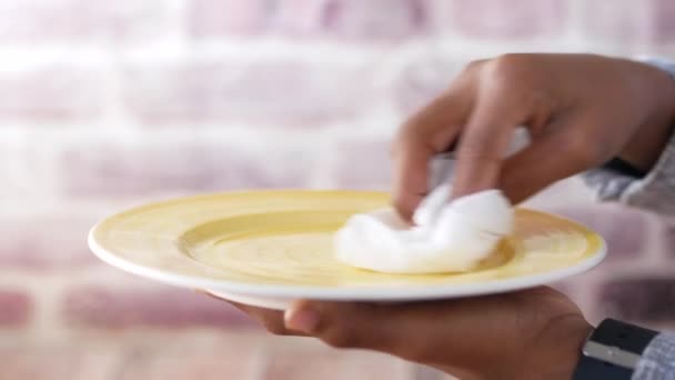 Primo piano del giovane che pulisce il piatto con un panno — Video Stock