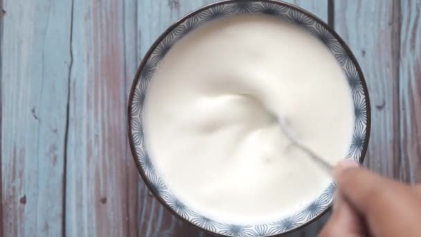 Vista dall'alto della crema di latte in un contenitore su sfondo blu, — Video Stock