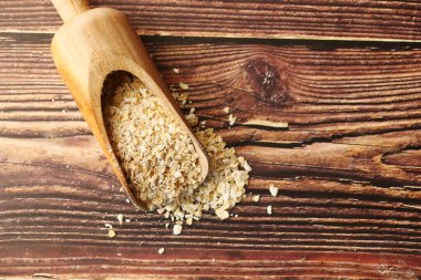 Yulaf lapalarını kaşıkla masaya koy. 