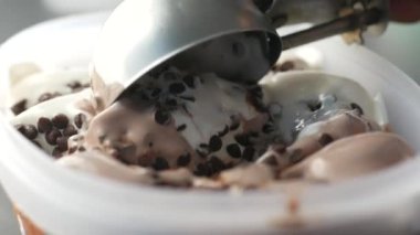 Kaseden kaşıkla dondurma topluyorum. 