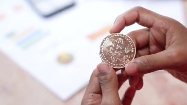 dhaka bangladeş 23 Mayıs 2021, fotokopi uzaylı altın bitcoinler 