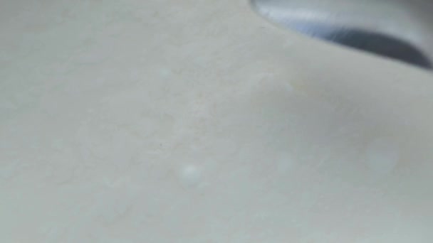 Yogurt fresco en un tazón sobre la mesa — Vídeos de Stock