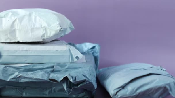 Muchos paquete de entrega sobre fondo púrpura de cerca — Vídeos de Stock