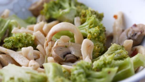 Pasta con brócoli y champiñones en un bol — Vídeos de Stock