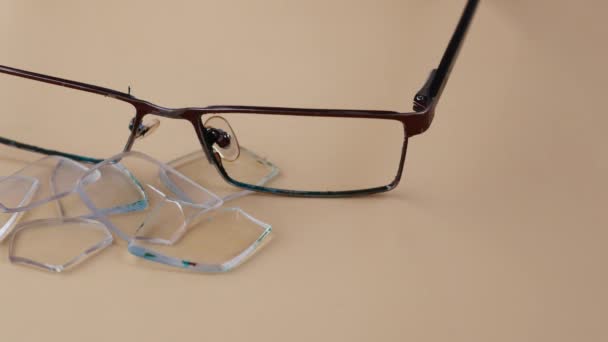Gebroken oogglas op tafel met kopieerruimte — Stockvideo