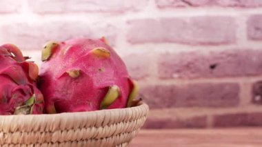 Bir dilim ejderha meyvesi doğrama tahtasında.