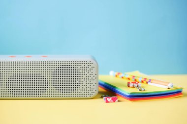 Beyaz arkaplanda kopyalama alanı olan akıllı hoparlör ve klavye 