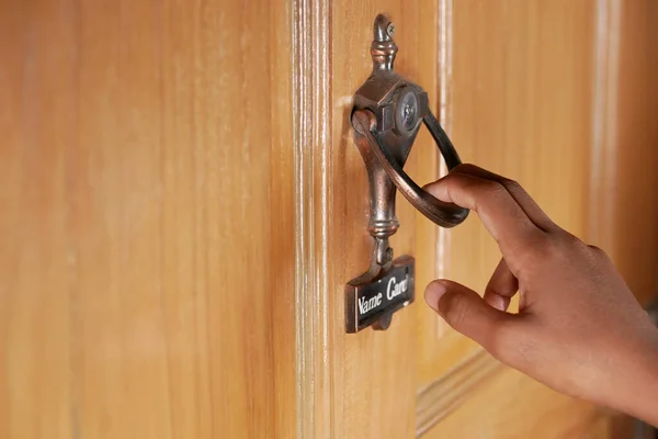 Joven mano golpeando puerta, — Foto de Stock