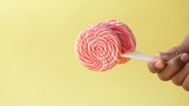  Kopya alanı olan el ele tutuşan lolipop şekeri 