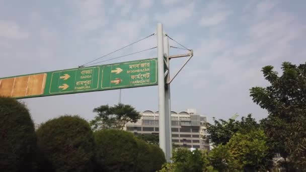 Dhaka bangladéš 24. května 2021, provoz na rušné silnici v hatir jheel — Stock video