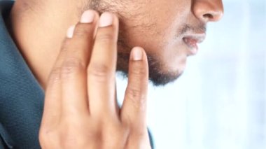 Yüzünde kaşıntı olan bir adam 