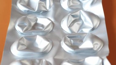 Masadaki boş su toplayıcı haplarını kapat. 