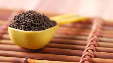 Masadaki kaşıkta demlenmiş çay. Yaklaş. 