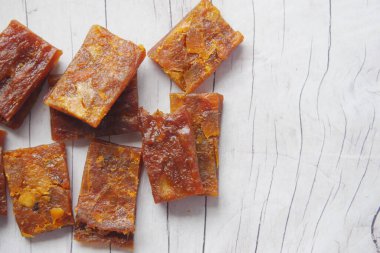 Masadaki Mango çubuğunun ayrıntılı görüntüsü 