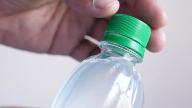  Plastik bir içecek şişesinin kapağını aç. 