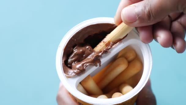 Broodstokje eten met chocoladepasta van boven naar beneden — Stockvideo