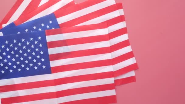 Americká vlajka na červeném pozadí horní pohled — Stock video