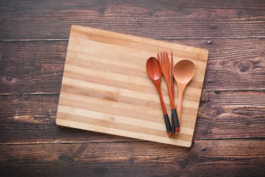 Siyah arka planda ahşap doğrama tahtası 