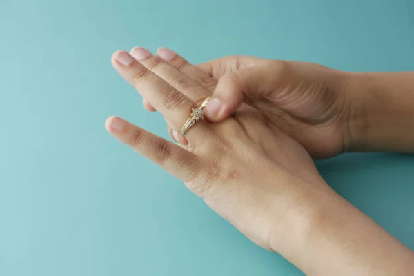 Nahaufnahme der Hand von Frauen mit Ehering — Stockfoto