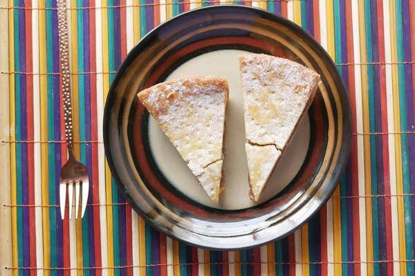 Vista superior de rebanada de pastel de manzana en un plato en la mesa — Foto de Stock
