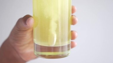 Bir bardak suda çözünür patlayıcı tablet haplar. 