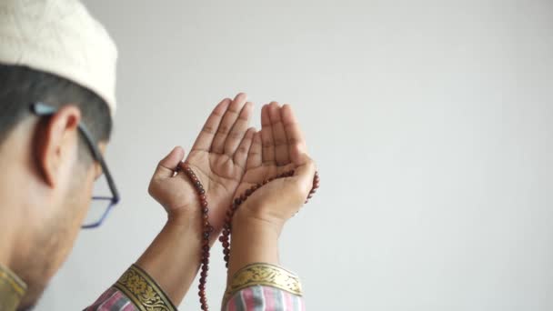 Homme musulman garder la main dans les gestes de prière pendant le ramadan, Gros plan — Video