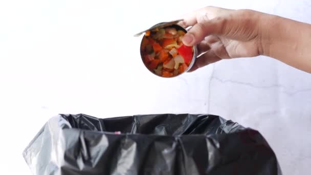쓰레기통에 음식 통을 던져 넣는 모습 — 비디오