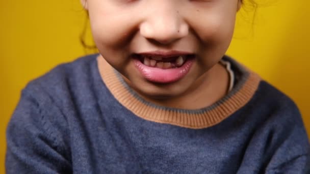 Dziecko z wypadniętym zębem — Wideo stockowe