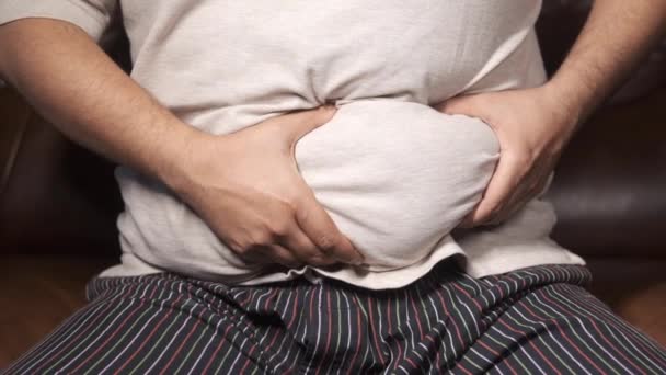 Mão mans segurando gordura excessiva da barriga, conceito de excesso de peso — Vídeo de Stock