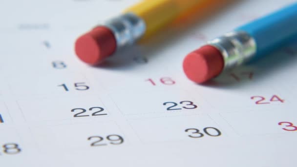 Deadline koncept med push pin på kalender dato close up – Stock-video