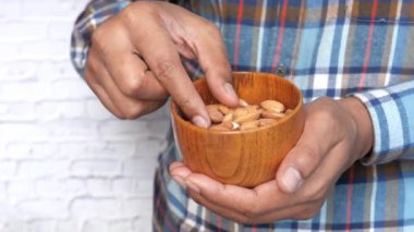 Yaklaş adamım, elinde badem kasesi var. 