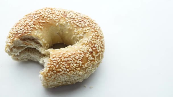 Pain de bagel frais dans un papier sur la table — Video