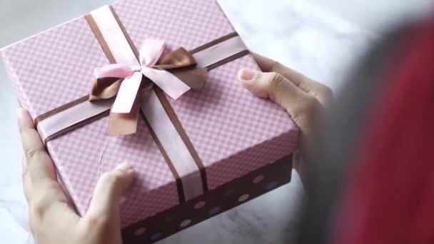 Vista trasera de la mano de las mujeres celebración caja de regalo — Vídeos de Stock